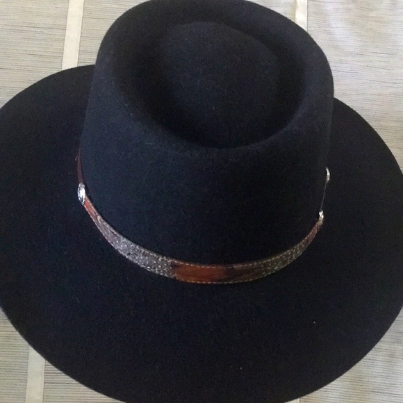 Black Wool Felt Hat w Feather Band - Picture 3 of 13